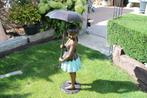 statue la fille au parapluie en bronze ., Jardin & Terrasse, Statues de jardin, Enlèvement ou Envoi, Neuf, Autres matériaux, Autres types