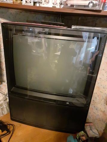 2 tv grand écran loewe à réparer ( VINTAGE) disponible aux enchères