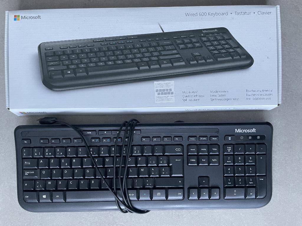Microsoft wired keyboard 600, Computers en Software, Toetsenborden, Zo goed als nieuw, Azerty, Bedraad, Ophalen of Verzenden