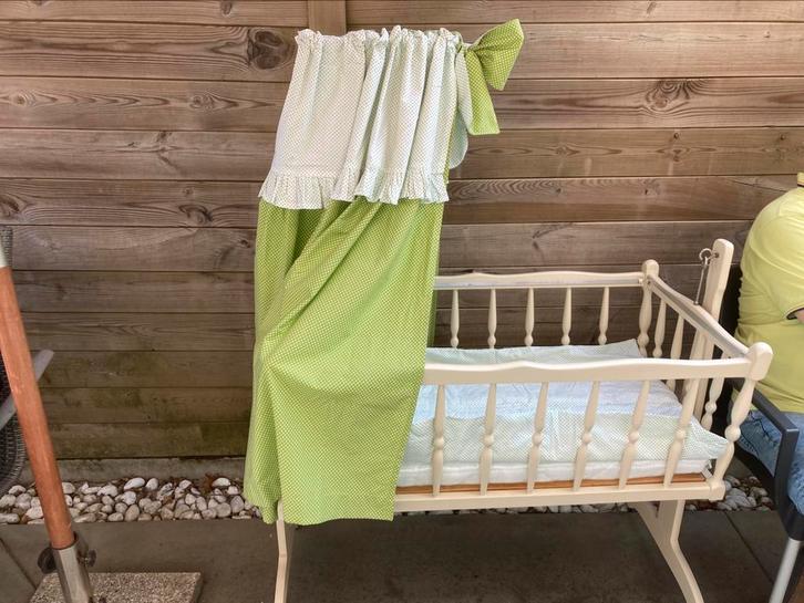 Wiegje met hemel met matras en bijpassend donsdekentje., Kinderen en Baby's, Babywiegjes en Ledikanten, Gebruikt, Wieg, Ophalen