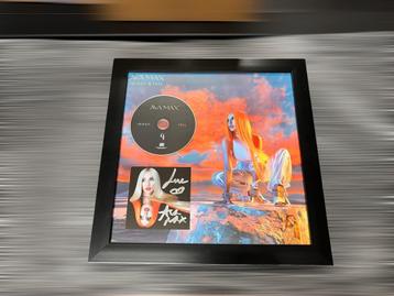 Kader Ava Max met gesigneerde “art card” beschikbaar voor biedingen