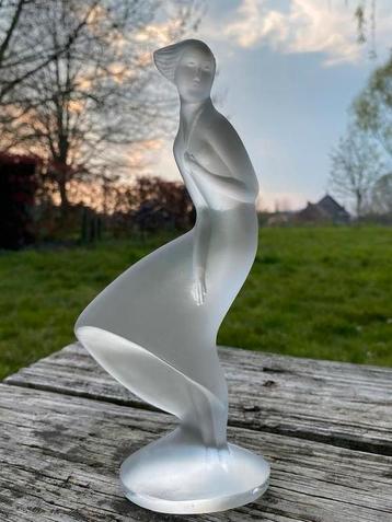 Boheemse Czech art deco beeldje – Meisje in de wind H22 cm – beschikbaar voor biedingen