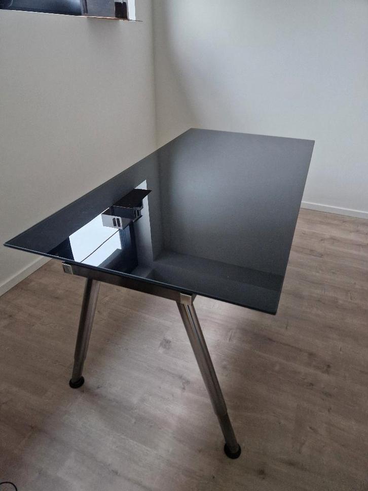 Bureau met zwart glazen blad IKEA, Huis en Inrichting, Bureaus, Zo goed als nieuw, Bureau, In hoogte verstelbaar, Ophalen