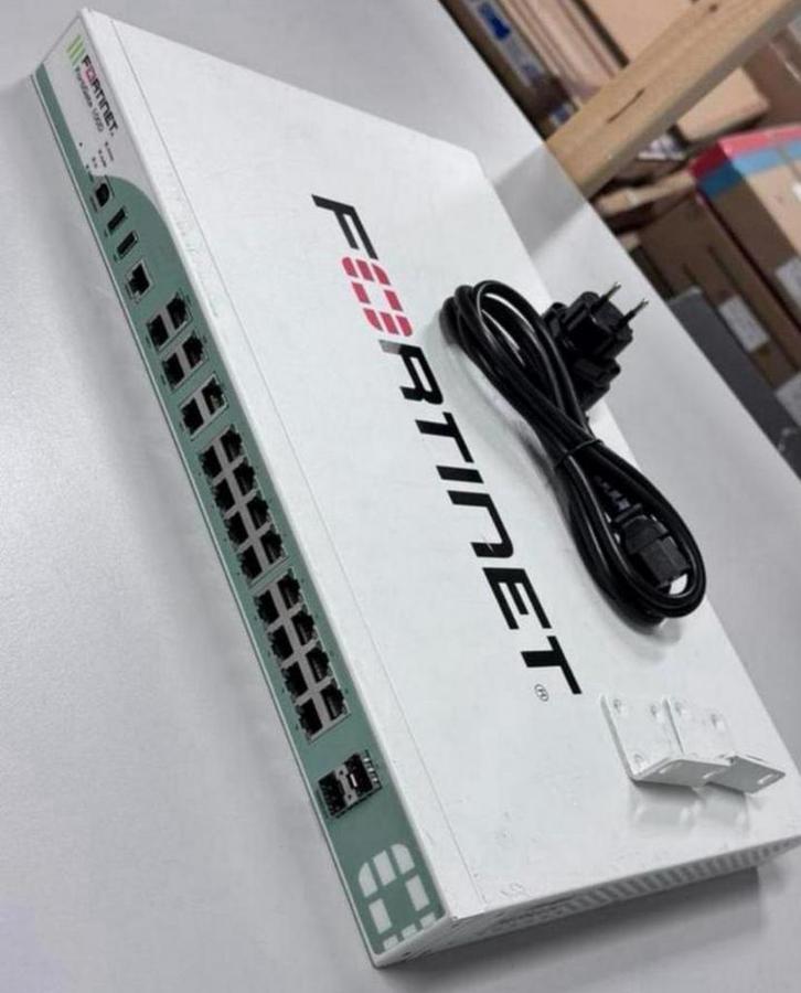Fortinet Fortigate FG 100D 100-D als nieuw + voeding switch, Computers en Software, Netwerk switches, Zo goed als nieuw, Ophalen of Verzenden