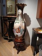 Porseleine Chinese  vloer vaas met houten voet ( 1.20 m), Antiek en Kunst, Ophalen