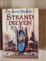 Joanne Harris - Stranddieven, Ophalen of Verzenden, Zo goed als nieuw, Joanne Harris