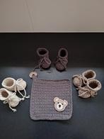 Setje gehaakte babyslofjes + knuffeldoekje, Enlèvement ou Envoi, Pantoufles