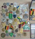 50 pièces de toutes sortes de médailles, voir photo., Timbres & Monnaies, Pièces & Médailles, Enlèvement ou Envoi