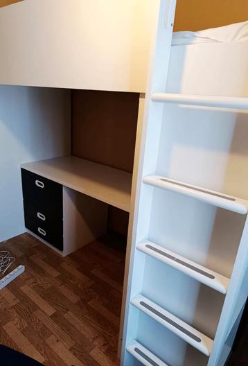  Hoogteslaper met bureau kast en schuiven  goede staat  beschikbaar voor biedingen