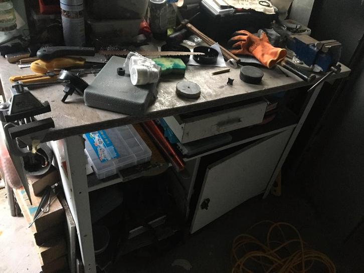 Werktafel met metalen onderstel en schuif en deur, Doe-het-zelf en Bouw, Werkbanken, Gebruikt, Ophalen