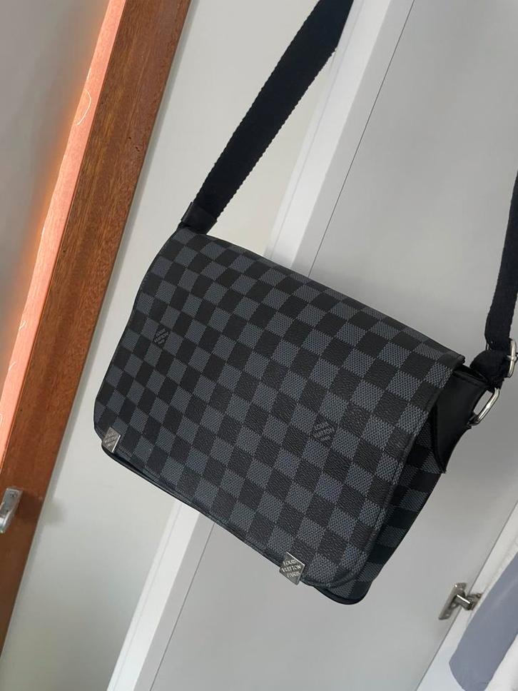 Luxe Louis Vuitton tas – zwart/grijs – Unisex, Handtassen en Accessoires, Tassen | Schoudertassen, Zo goed als nieuw, Bruin, Ophalen
