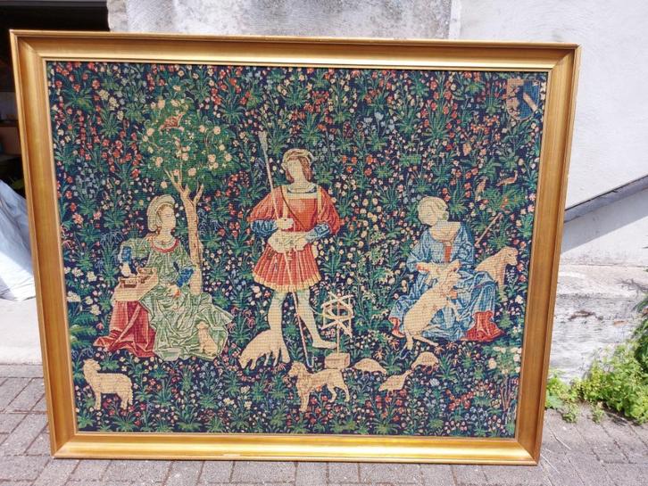 Ingekaderd borduurwerk met Middeleeuws tafereel, Antiek en Kunst, Kunst | Schilderijen | Klassiek, Ophalen