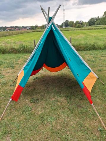 Grote fleurige tipi in sterke canvasstof, ideaal spelen beschikbaar voor biedingen