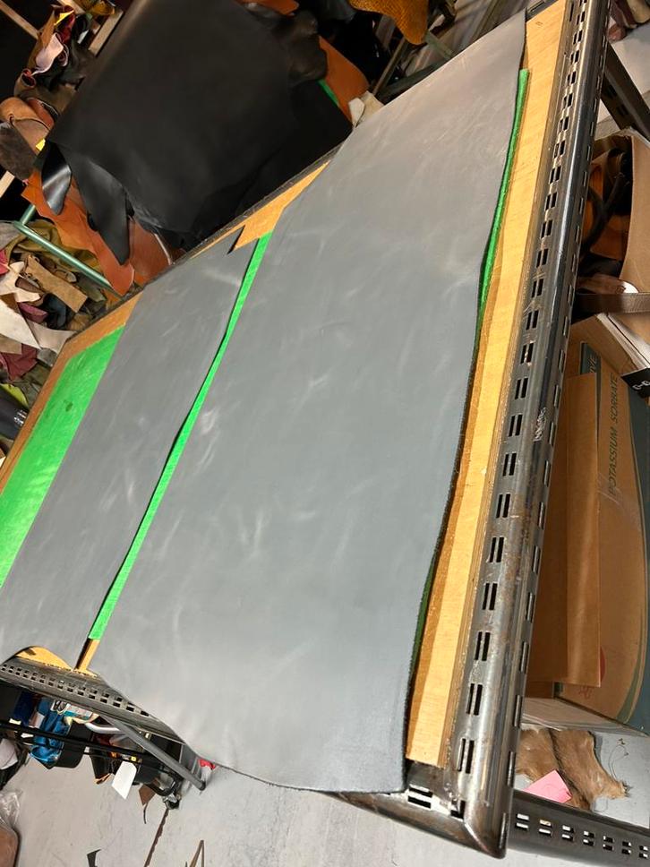 Grijze kleur cryzz tuigleer lappen 2 mm diktr half soepel, Hobby en Vrije tijd, Stoffen en Lappen, Zo goed als nieuw, Ophalen of Verzenden