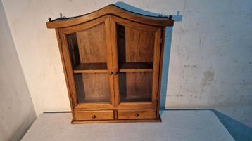 oude wandvitrine van glas en hout, afmetingen 70cm x62c beschikbaar voor biedingen