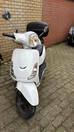 SYM scooter 50cc – lage km – topkoffer + 2 helmen, Fietsen en Brommers, Scooters | SYM, Ophalen, Klasse A (25 km/u), Zo goed als nieuw