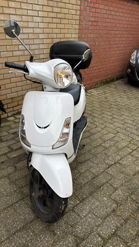 SYM scooter 50cc – lage km – topkoffer + 2 helmen, Fietsen en Brommers, Scooters | SYM, Zo goed als nieuw, Fiddle, Klasse A (25 km/u)