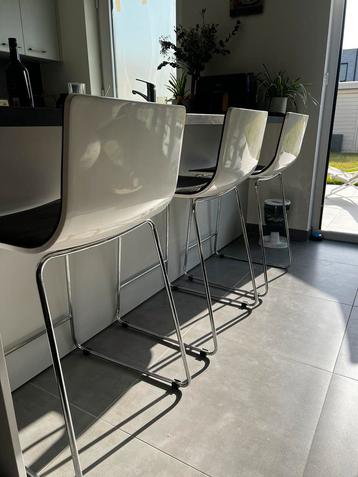 3 barstoelen met rugleuning en voetensteun beschikbaar voor biedingen