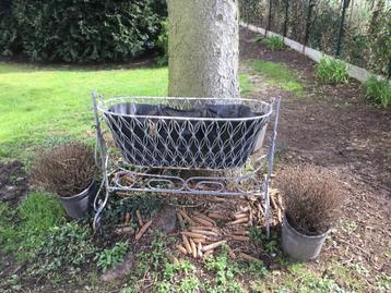 Ancien landau pour enfant reconverti en déco de jardin fleur, Utilisé