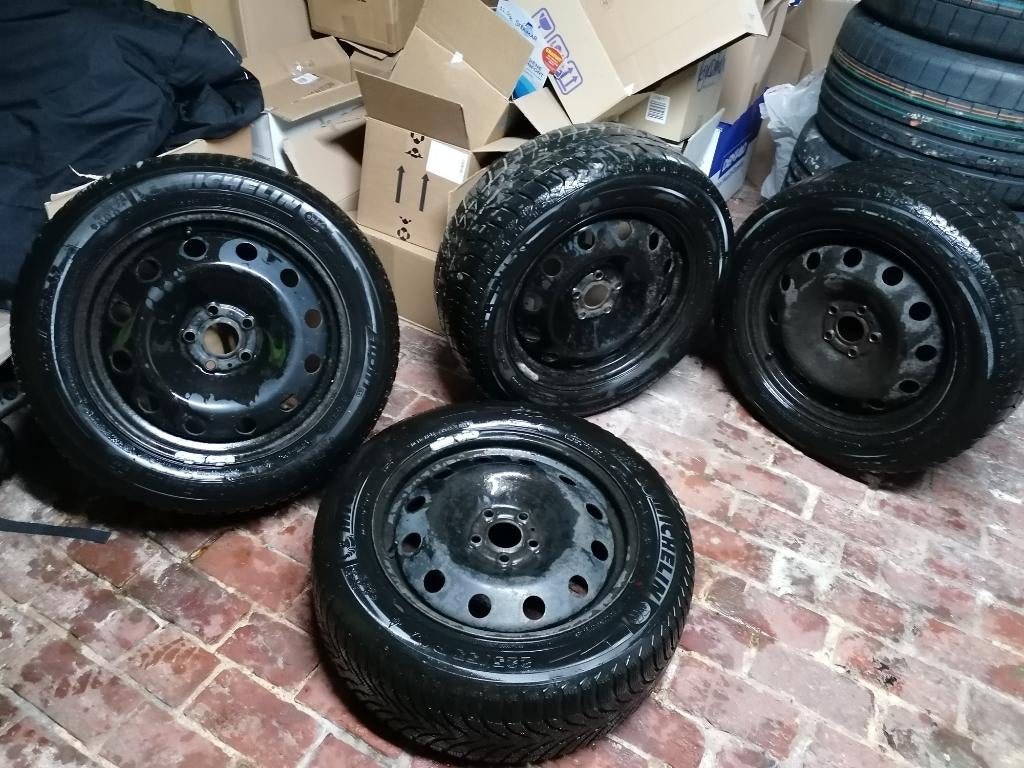 4 pneus neige  225/55R17 montés sur jantes métalliques, Auto-onderdelen, Banden en Velgen, Gebruikt, 17 inch, Winterbanden, 235 mm