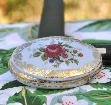 boite a pilule ovale porcelaine decor fleurs, Enlèvement ou Envoi