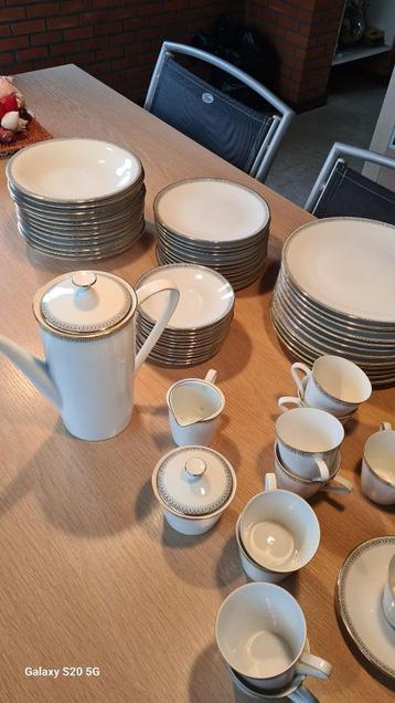 eetservies in porselein beschikbaar voor biedingen
