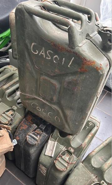 Versterkte metalen jerrycans beschikbaar voor biedingen