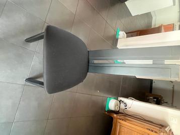 6 mooie zwarte stoelen met leder zitvlak beschikbaar voor biedingen