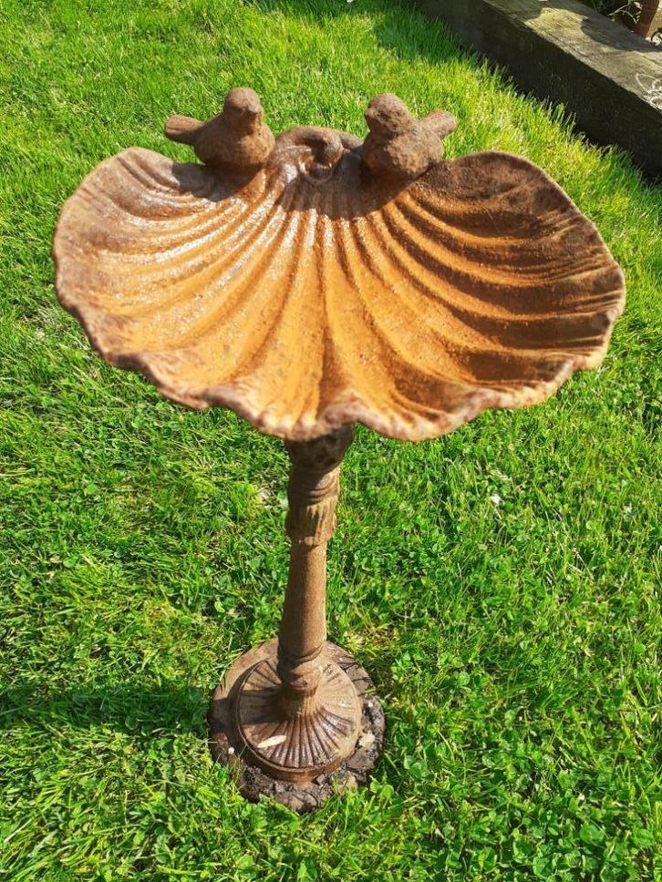 Prachtig, roestgepatineerd gietijzeren vogelbad, Tuin en Terras, Tuinvazen, Zo goed als nieuw, Ophalen of Verzenden