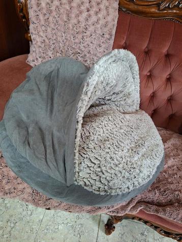 Katten mandje of voor een klein hondje.  60cm diameter beschikbaar voor biedingen