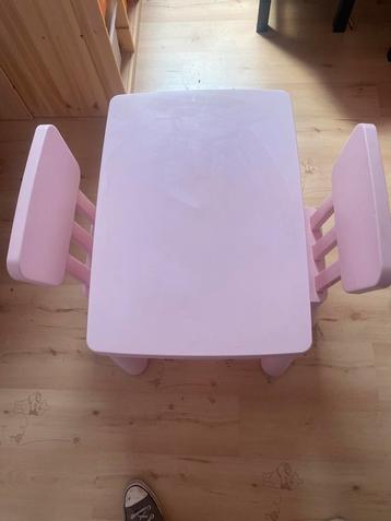 Kindertafel met stoelen beschikbaar voor biedingen