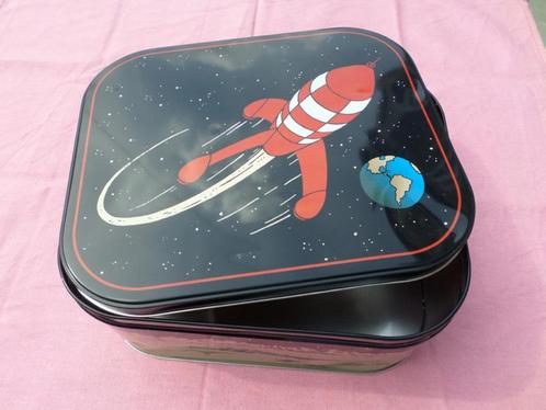 Tintin Hergé Metalen doos Rocket Earth Space Zwart Rood, Verzamelen, Blikken, Gebruikt, Koek(jes), Overige merken, Ophalen of Verzenden