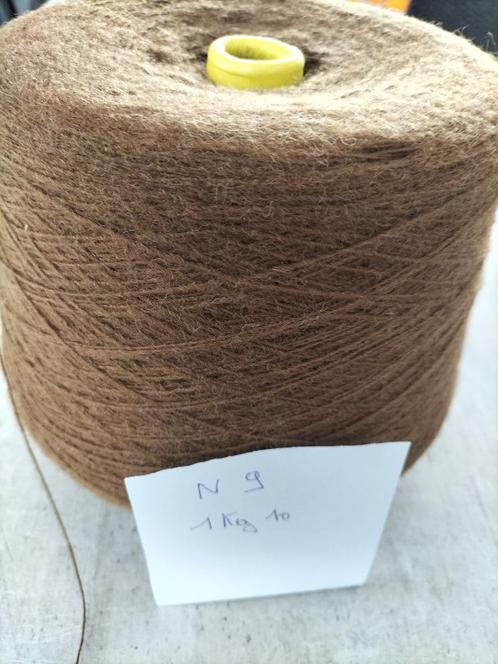 Bruine wollen kegel nr. 9 (1 kg 10gr)., Hobby en Vrije tijd, Breien en Haken, Ophalen of Verzenden
