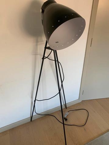 Lampe sur pieds type industrielle beschikbaar voor biedingen