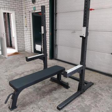 Squat rack met verstelbare j hooks en spotterarmen + bankje  beschikbaar voor biedingen