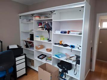 Grote houten kast met schuifdeuren beschikbaar voor biedingen