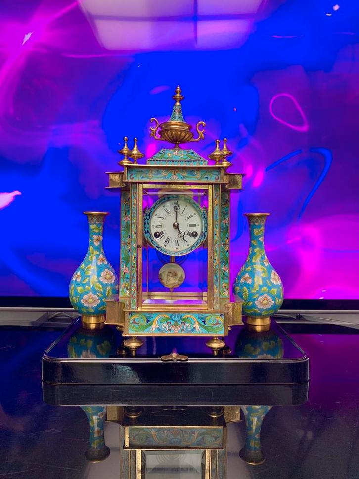 RARERLY CLOISONNÉS CLOCK SPECIAL EUROPEAN NOBLE LADIES, Antiek en Kunst, Antiek | Brons en Koper, Ophalen