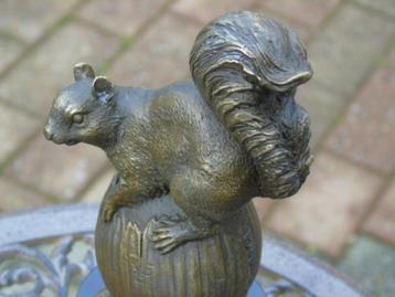 eekhoornbeeldje op een eikel in brons gesigneerd, POURTYOS beschikbaar voor biedingen