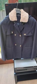 Donkerblauwe winterjas met kap en bondkraag, Kleding | Dames, Jassen | Winter, Ophalen of Verzenden, Nieuw, Maat 42/44 (L)