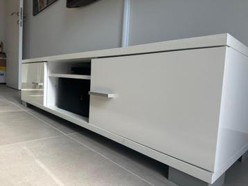 Hoogglans tv meubel.140 cm breed beschikbaar voor biedingen