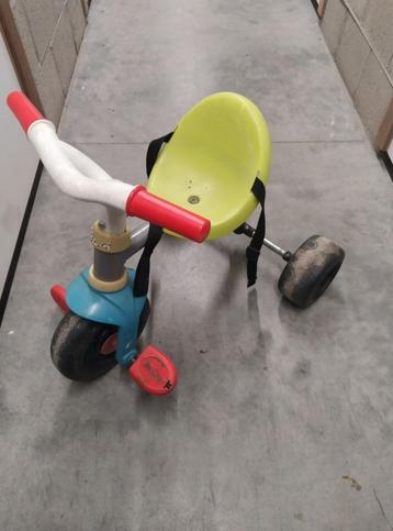 Tricycle avec accessoires disponible aux enchères