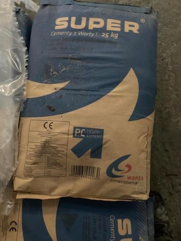 Cement - in zakken van 25kg - nog 168 zakken te koop beschikbaar voor biedingen