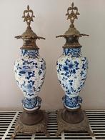 schouw garnituur 2 stuks model vaas met brons kleurig metaal, Antiek en Kunst, Ophalen