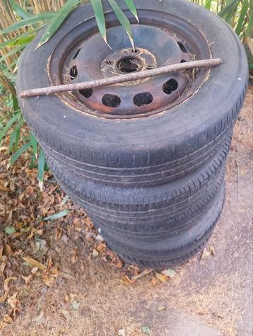 Ford fiesta 2002-2008 14inch 4 gaten slechte banden 15€/5 beschikbaar voor biedingen