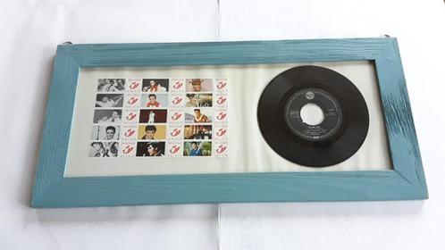 Elvis Presley kader met singel en vel postzegels., Verzamelen, Overige Verzamelen, Zo goed als nieuw, Ophalen of Verzenden