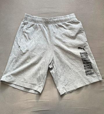 Short Puma gris court d’occasion – taille S beschikbaar voor biedingen