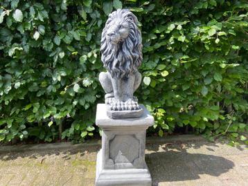 Lion sur un piédestal