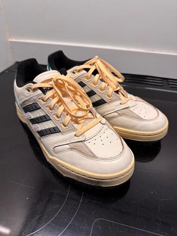 Sneakers Adidas beschikbaar voor biedingen