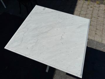 5 Tables bistrot carrées plateau marbre de Carrare pied bois beschikbaar voor biedingen