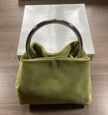 Petit sac en nubuck vert beschikbaar voor biedingen